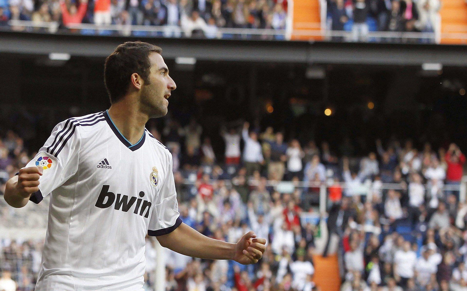 UFC 303重磅对决,佩雷拉卫冕成功,中国新星李景亮惊艳亮相